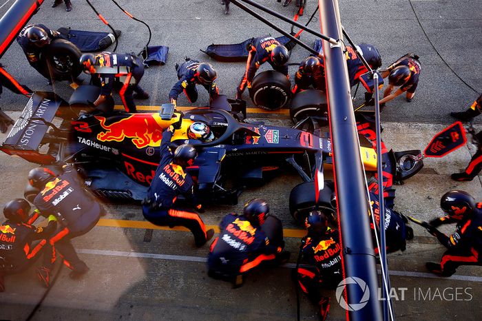 Daniel Ricciardo, Red Bull Racing RB14, pit stop