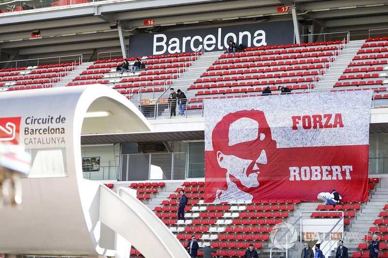 Los fanáticos amarran una bandera en apoyo de Robert Kubica, Williams FW41