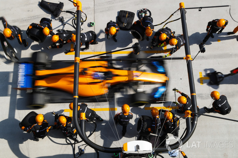 Fernando Alonso, McLaren MCL33 Renault, makes a stop