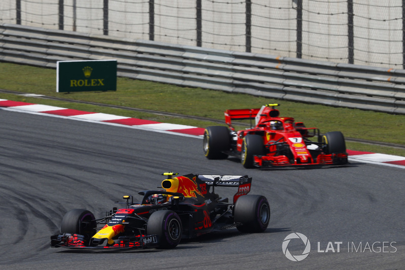 Max Verstappen, Red Bull Racing RB14 Tag Heuer, precede Kimi Raikkonen, Ferrari SF71H