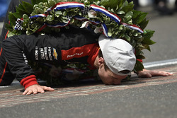 Will Power, Team Penske Chevrolet celebrates the win by kissing the yard of bricks