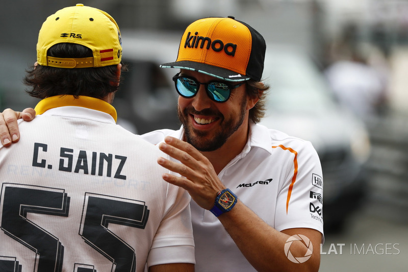 Carlos Sainz Jr., Renault Sport F1 Team, et Fernando Alonso, McLaren