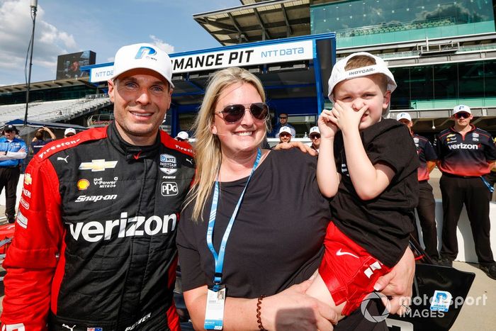 Will Power, del equipo Penske Chevrolet, con su esposa Liz y su hijo Beau