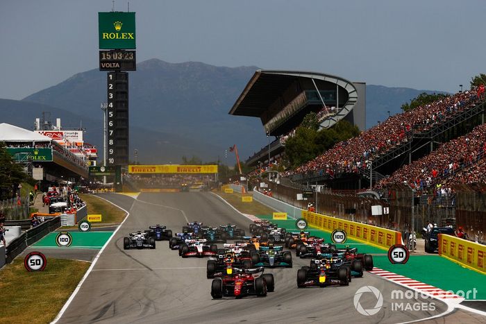 Charles Leclerc, Ferrari F1-75, Max Verstappen, Red Bull Racing RB18, George Russell, Mercedes W13, Sergio Pérez, Red Bull Racing RB18, Carlos Sainz, Ferrari F1-75, Lewis Hamilton, Mercedes W13, el resto en la salida 