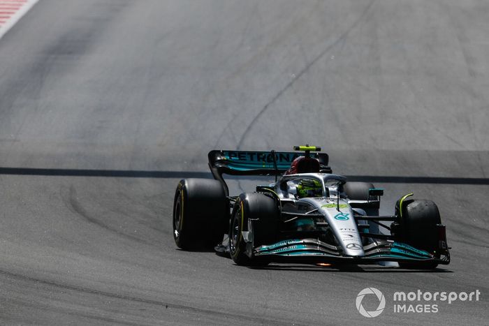 Lewis Hamilton, Mercedes W13, se dirige a boxes con daños tras un contacto en la primera vuelta 