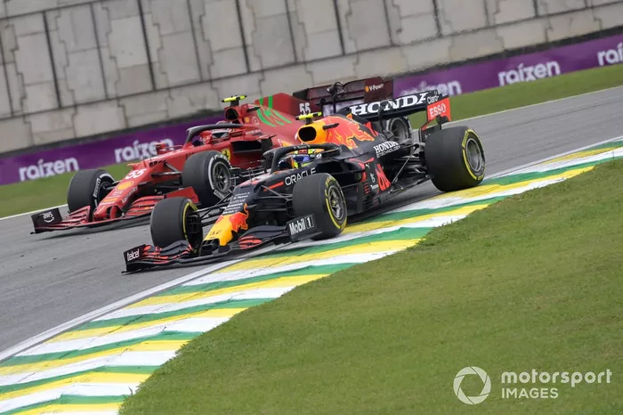 Sergio Pérez, Red Bull Racing RB16B, Carlos Sainz Jr., Ferrari SF21