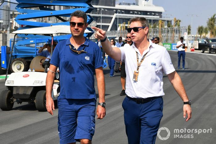 Michael Masi, director de carrera de la F1, recorre el circuito de Yeda con un compañero de la FIA