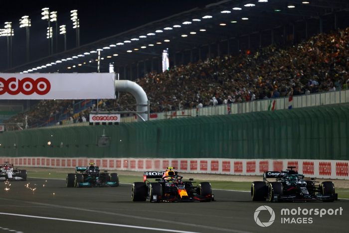 Lance Stroll, Aston Martin AMR21, Sergio Pérez, Red Bull Racing RB16B, y Valtteri Bottas, Mercedes W12