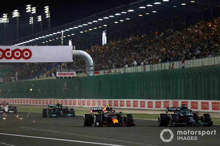 Lance Stroll, Aston Martin AMR21, Sergio Pérez, Red Bull Racing RB16B, y Valtteri Bottas, Mercedes W12