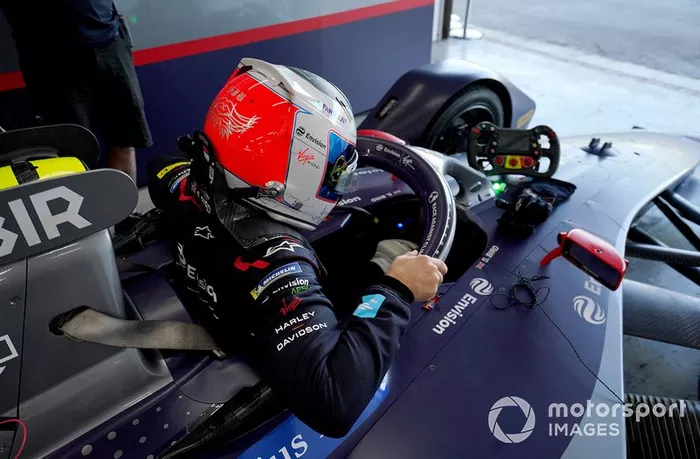 Sam Bird, Envision Virgin Racing climbs into his Audi e-tron FE06 in the garage