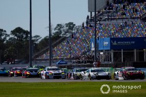 #9 PFAFF Motorsports Porsche 911 GT3 R, GTD: Dennis Olsen, Zacharie Robichon, Lars Kern, Patrick Pilet, #63 Scuderia Corsa Ferrari 488 GT3, GTD: Cooper MacNeil, Toni Vilander, Jeff Westphal, Alessandro Balzan inicio