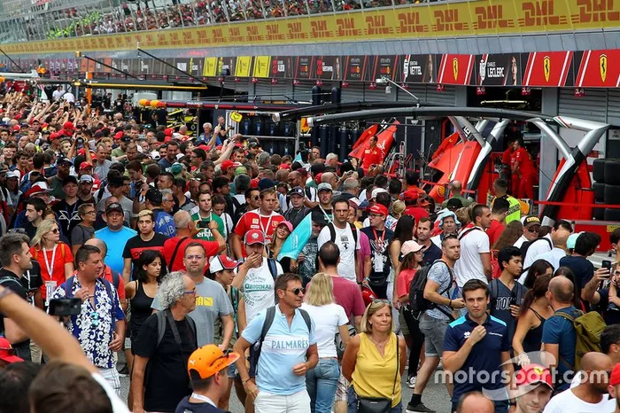 Aspectos en el pitlane con fans