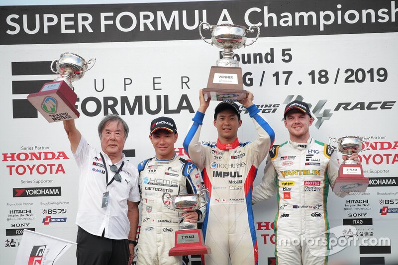 Podium: race winner Ryo Hirakawa, Team Impul, second place Kamui Kobayashi, KCMG, third place Nick Cassidy, Team Tom's

