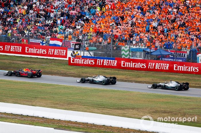 Max Verstappen, Red Bull Racing RB15, lidera Valtteri Bottas, Mercedes AMG W10, y Lewis Hamilton, Mercedes AMG F1 W10