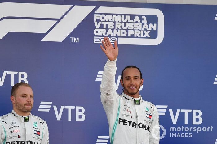 Podio: ganador Lewis Hamilton, Mercedes AMG F1