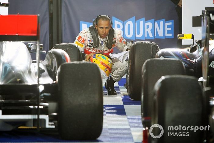 Lewis Hamilton, McLaren echa un vistazo a los coches en el parc ferme