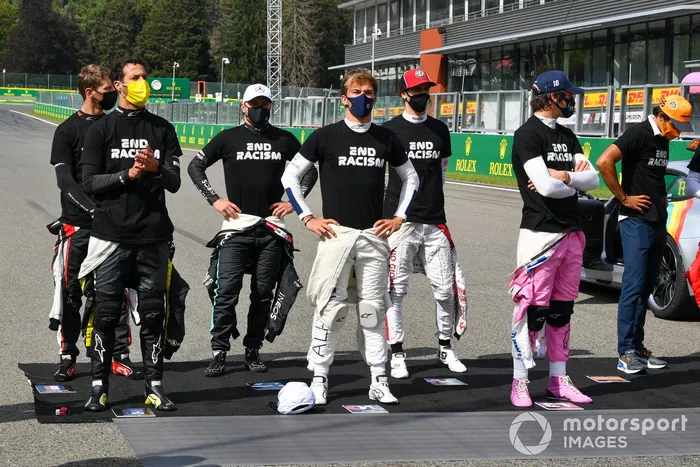 Daniel Ricciardo, Renault F1, Romain Grosjean, Haas F1, Valtteri Bottas, Mercedes-AMG F1, Pierre Gasly, AlphaTauri, Antonio Giovinazzi, Alfa Romeo, Lance Stroll, Racing Point, Carlos Sainz Jr., McLaren,se levantan en apoyo de la campaña 