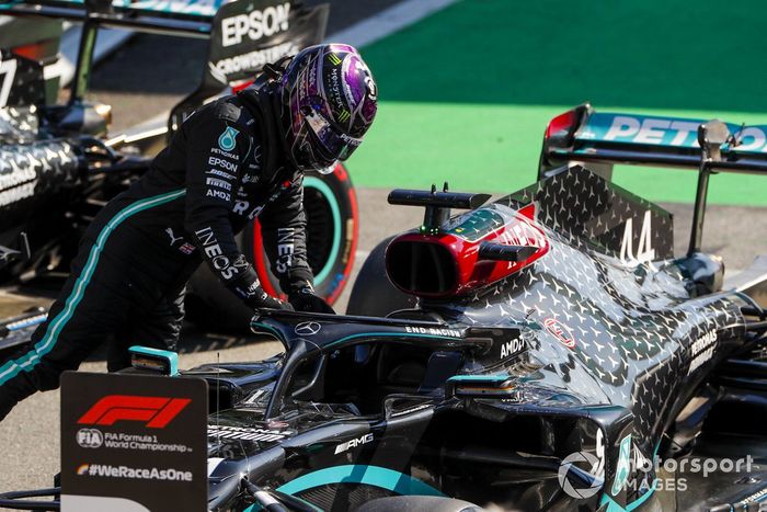 Ganador de la pole Lewis Hamilton, Mercedes-AMG F1 en Parc Ferme