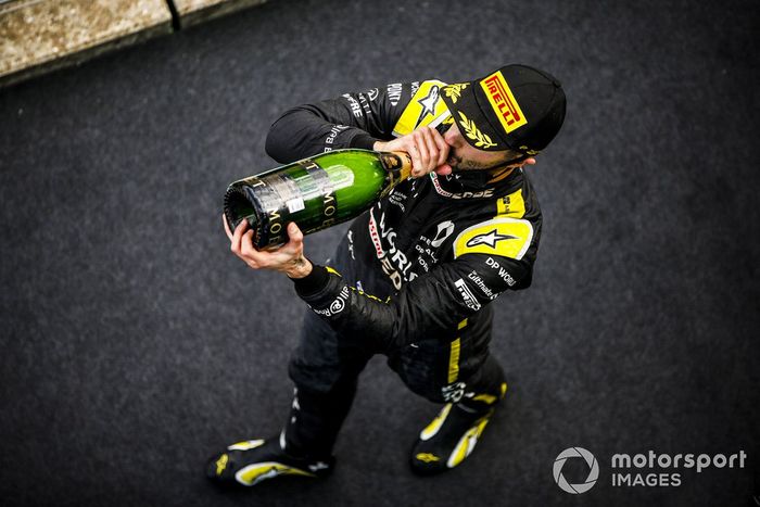 Podio: tercer lugar Daniel Ricciardo, Renault F1 celebra