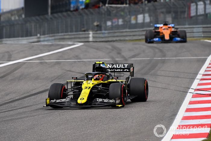 Esteban Ocon, Renault F1 Team R.S.20, Carlos Sainz Jr., McLaren MCL35