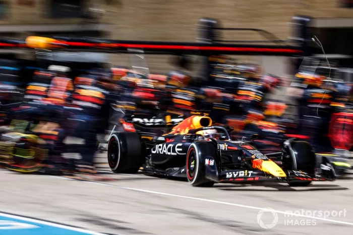 Max Verstappen, Red Bull Racing RB18, sale de su box