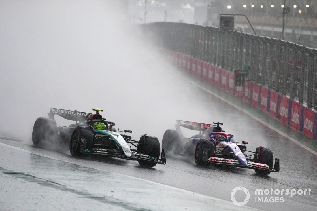 Lewis Hamilton, Mercedes F1 W15, lucha con Liam Lawson, RB F1 Team VCARB 01