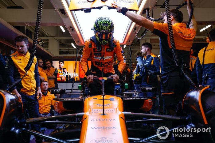 Lando Norris, McLaren F1 Team, se acomoda en su asiento