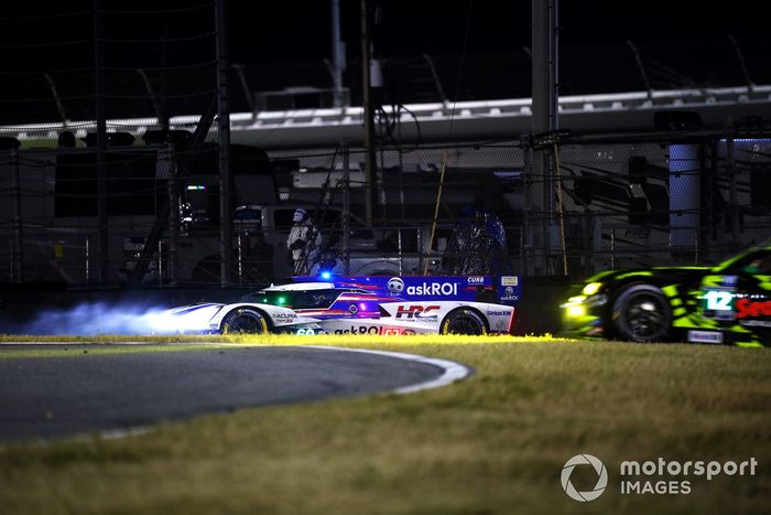 #69 GetSpeed Mercedes-AMG GT3: Anthony Bartone, Maxime Martin, Fabian Schiller, Luca Stolz se sale de la carretera con el #12 Vasser Sullivan Racing Lexus RC F GT3: Jack Hawksworth, Parker Thompson, Frankie Montecalvo, Kyle Kirkwood