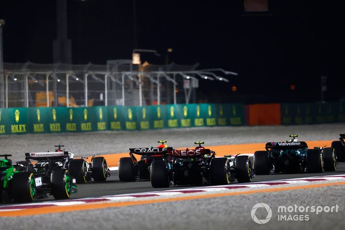 Sergio Pérez, Red Bull Racing RB20, Lewis Hamilton, Mercedes F1 W15, Liam Lawson, VCARB 01, en la primera vuelta