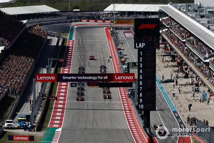Charles Leclerc, Ferrari SF-23, Lando Norris, McLaren MCL60, se preparan para liderar la salida.