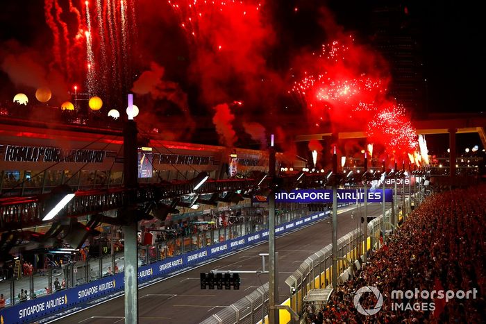 Los fuegos artificiales iluminan el cielo al final de la carrera