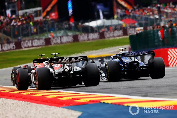 Logan Sargeant, Williams FW45, lucha con Nico Hulkenberg, Haas VF-23