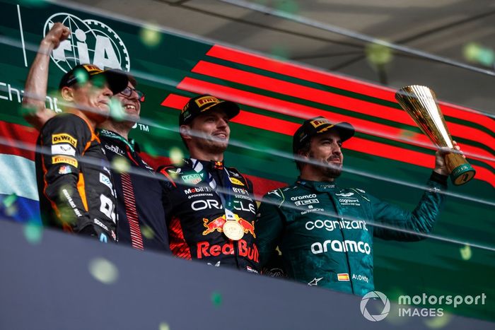 Lando Norris, McLaren, 2ª posición, el delegado del trofeo Red Bull, Max Verstappen, Red Bull Racing, 1ª posición, Fernando Alonso, Aston Martin F1 Team, 3ª posición, en el podio.