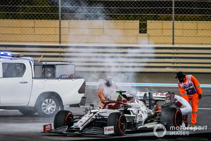 Kimi Raikkonen, Alfa Romeo Racing C39 detenido en la pista con el motor en llamas