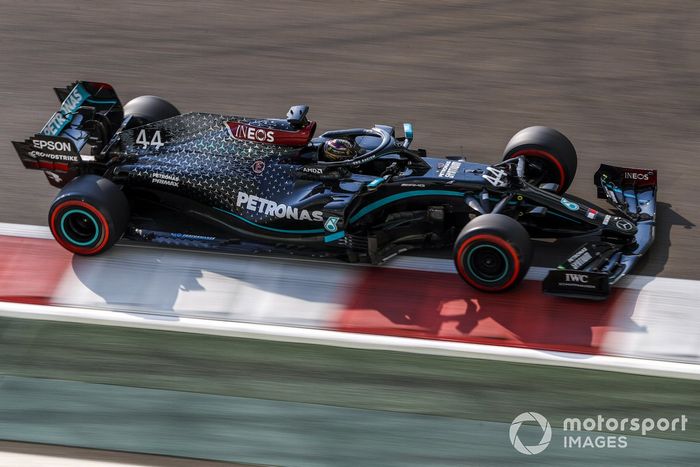 Decoración del Mercedes F1 W11 de negro para luchar contra el racismo (2020)