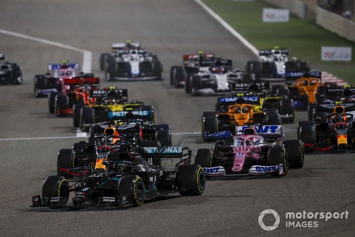 Lewis Hamilton, Mercedes F1 W11, Sergio Pérez, Racing Point RP20 and Max Verstappen, Red Bull Racing RB16 al inicio