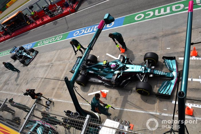 Sebastian Vettel, Aston Martin AMR21, y Lance Stroll, Aston Martin AMR21