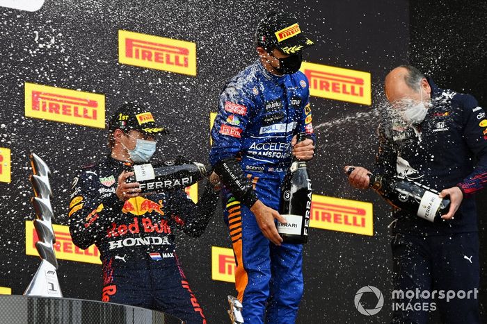 Podio: ganador  Max Verstappen, Red Bull Racing, y el tercer lugar Lando Norris, McLaren