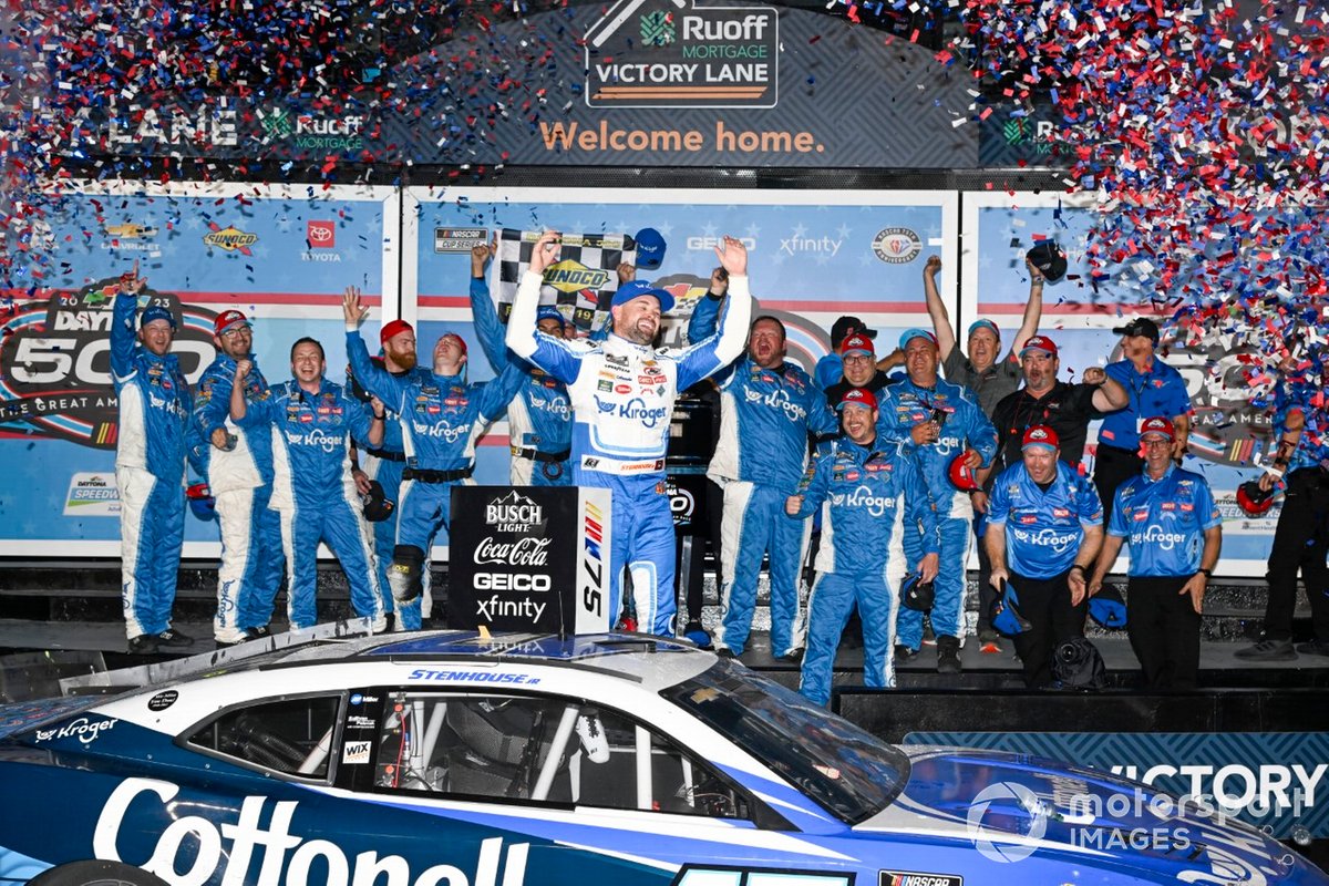 Race winner Ricky Stenhouse Jr., JTG Daugherty Racing, Chevrolet Camaro