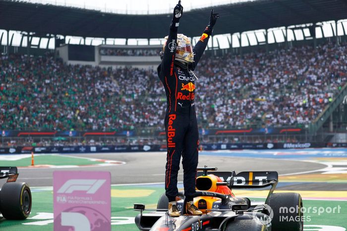 Max Verstappen, Red Bull Racing, 1ª posición, celebra en el Parc Ferme