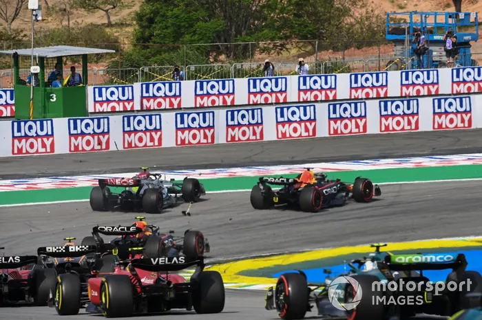Max Verstappen, Red Bull Racing RB18, choca con Lewis Hamilton, Mercedes W13