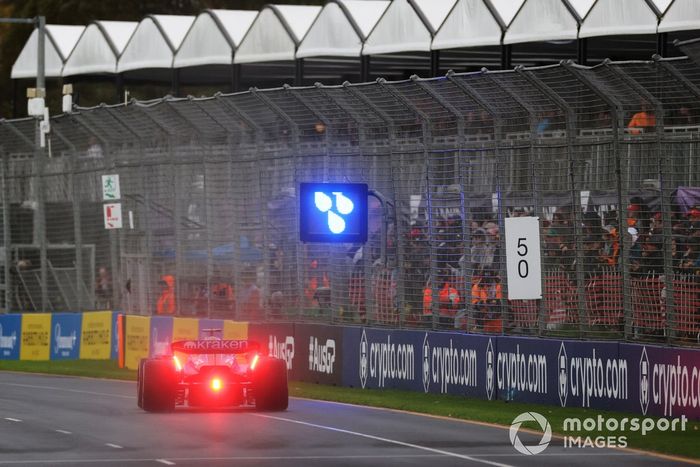 Alex Albon, Williams FW45, pasa al lado de una luz de lluvia