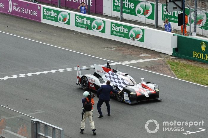 #8 Toyota Gazoo Racing Toyota TS050: Sébastien Buemi, Kazuki Nakajima, Fernando Alonso takes the checkered flag