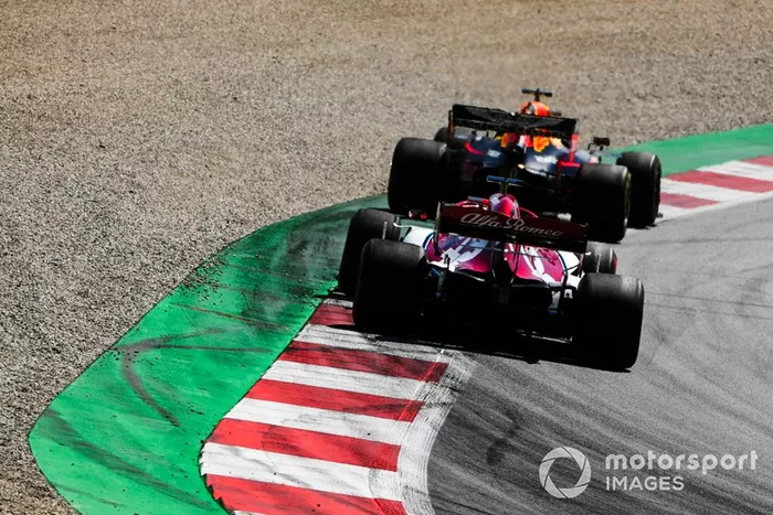 Max Verstappen, Red Bull Racing RB15, Kimi Raikkonen, Alfa Romeo Racing C38