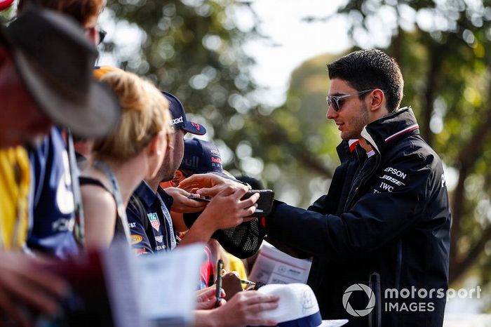 Esteban Ocon, Mercedes AMG F1 firmar autógrafos para los aficionados