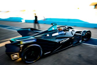 Stoffel Vandoorne, HWA Racelab, VFE-05, esce dal garage