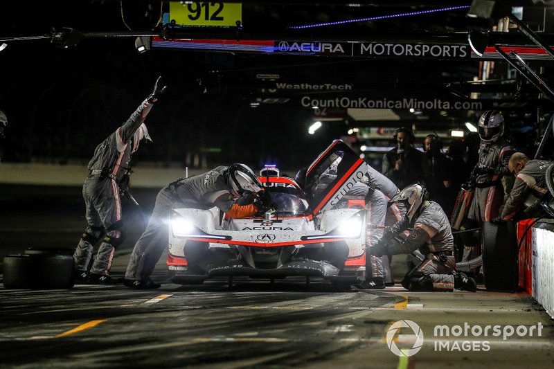 #6 Acura Team Penske Acura DPi, DPi: Juan Pablo Montoya, Dane Cameron, Simon Pagenaud, pit stop