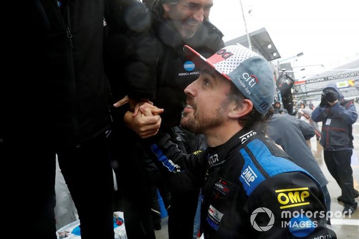 Fernando Alonso es felicitado tras su victoria en Daytona
