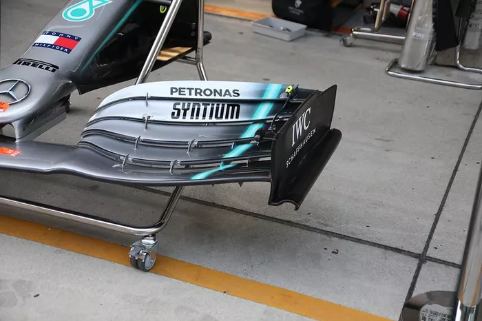 Detalle del alerón delantero del Mercedes AMG F1 W10