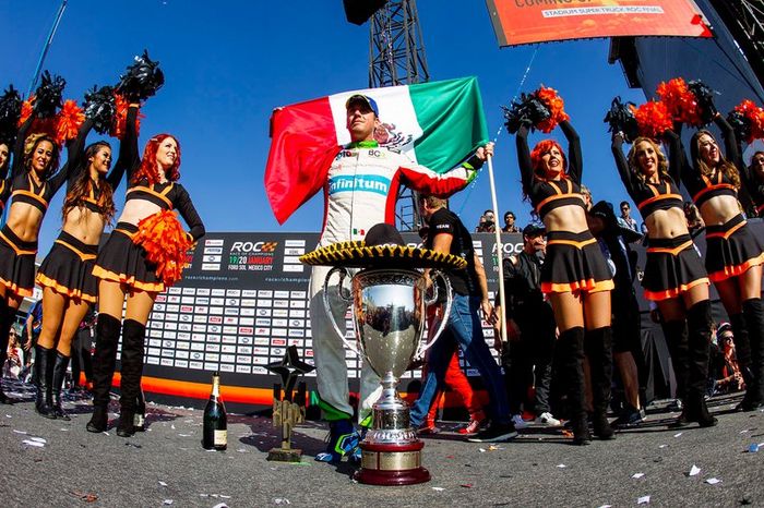 El ganador, Benito Guerra, celebra